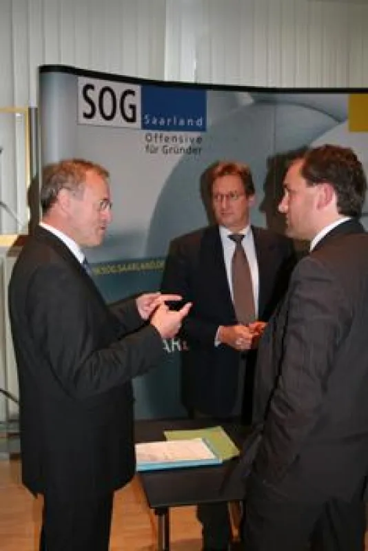 v.r.: Saarlands Wirtschafts- und Wissenschaftsminister Joachim Rippel, Gründungslotse Herbert Fuchs und ein Besucher des Beratershops.