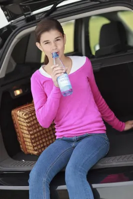 Bild: Sicher und entspannt in den Urlaub: ausreichendes Trinken gehört dazu