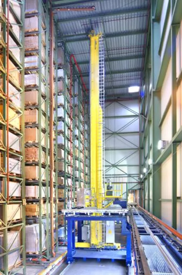 Hochregallager mit Vorzone und Umsetzer