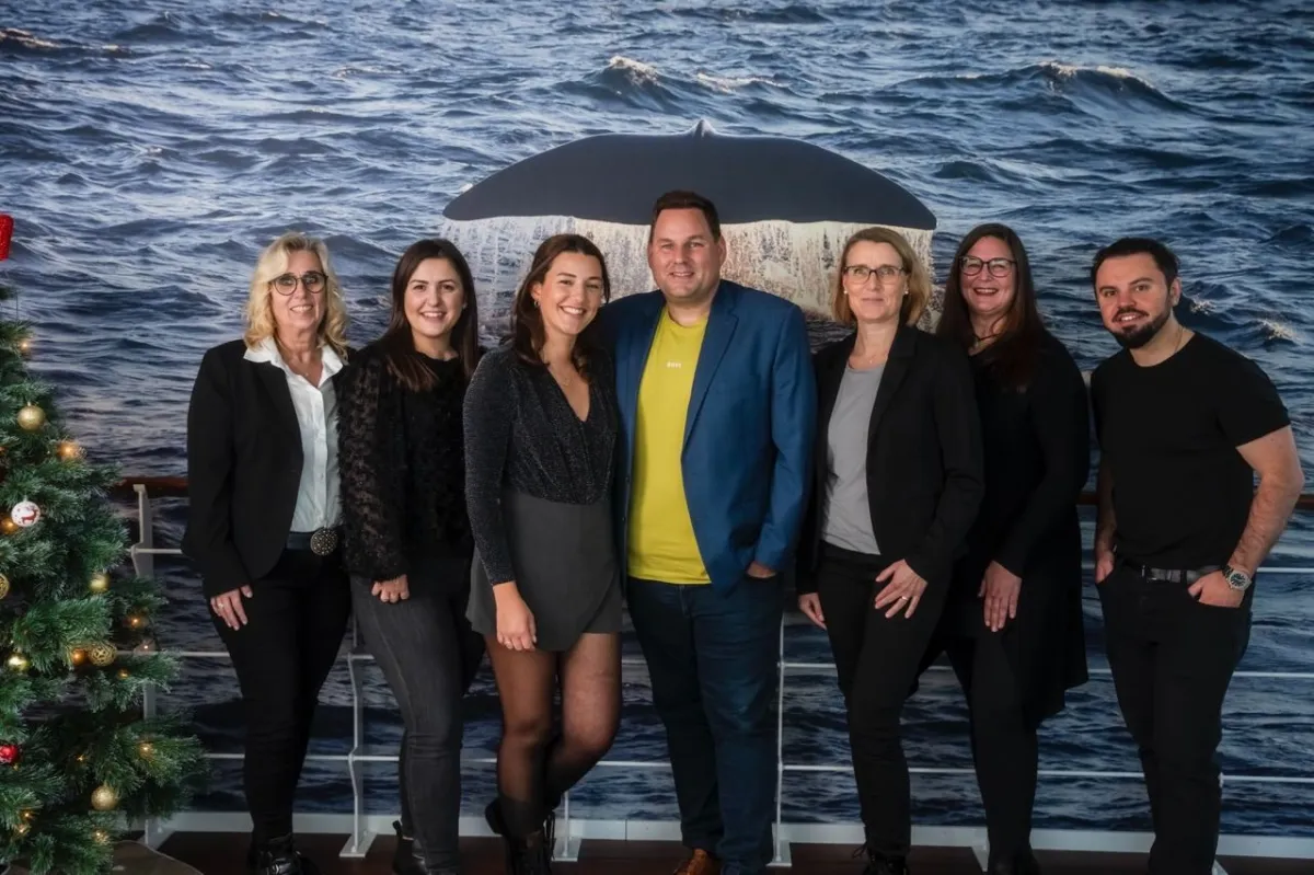 Das Team von Luxury Travel mit dem Gründer Timo Berger in der Mitte. (© Luxury Travel)