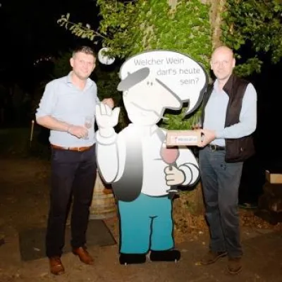 Weinversteigerung für guten Zweck: Wein-Startup Frag‘ Henry! spendet 600 Euro an Kinderhilfsprojekt Bild: Weinversteigerung für guten Zweck: Wein-Startup Frag‘ Henry! spendet 600 Euro an Kinderhilfsprojekt