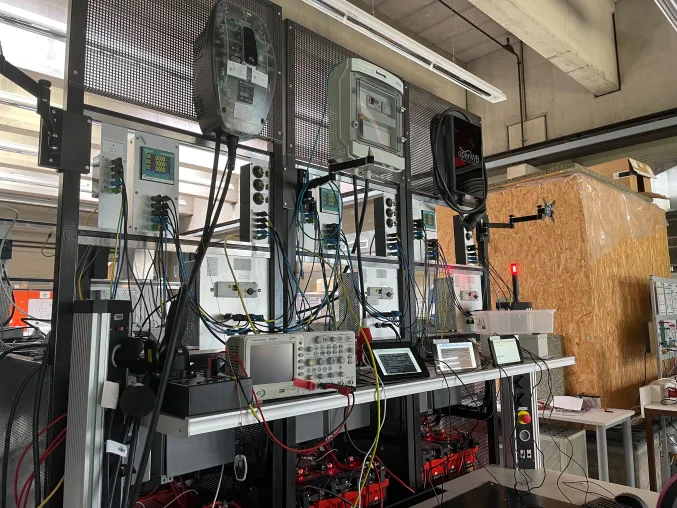 E-Autos netzdienlich im Schwarm laden - TH Köln hat eine koordinierte Steuerung von Ladevorgängen erfolgreich erprobt Bild: E-Autos netzdienlich im Schwarm laden - TH Köln hat eine koordinierte Steuerung von Ladevorgängen erfolgreich erprobt