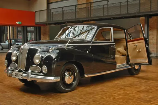 Bild: Car Classics Berlin vermittelt sehr seltenen BMW 502 des ersten Baujahres 1954