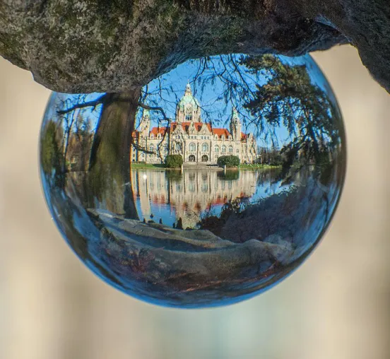 Bild: Die Welt Kopf stehen lassen beim Fotospaziergang „Mit der Glaskugel unterwegs“ in Hannover