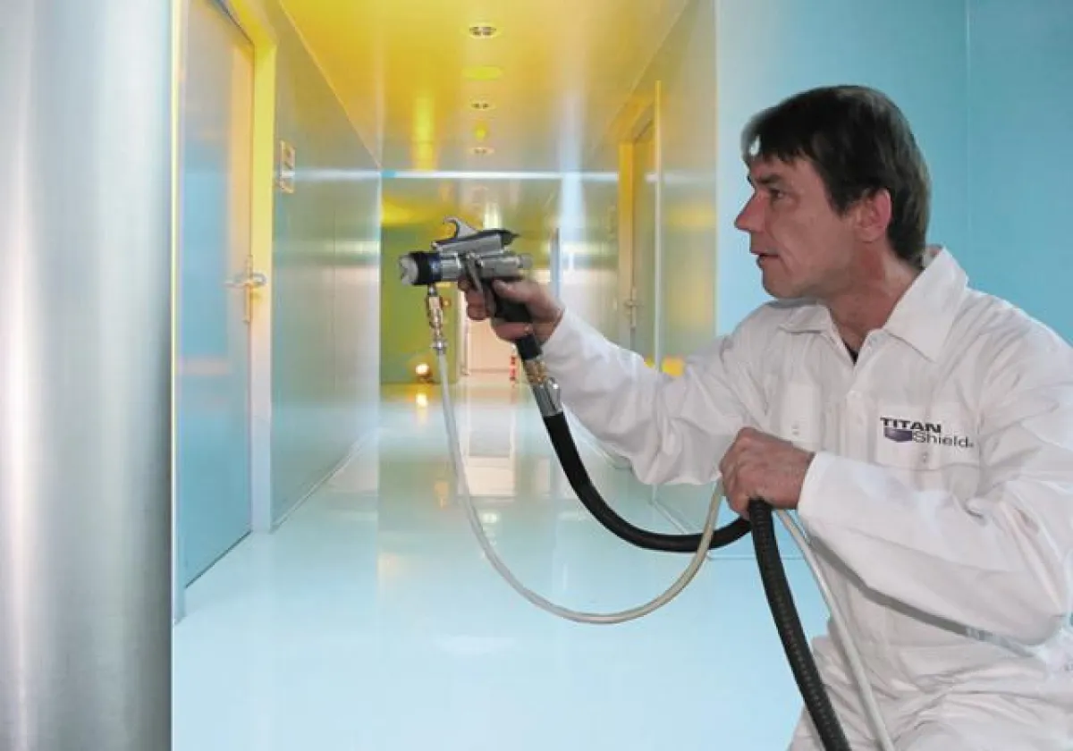 Anwendungstechniker beim Aufsprühen von TitanShield®