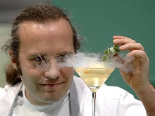 Bild: „Geschüttelt oder gerührt?“ war gestern - Kugelförmige Molekular-Cocktails leuchten im Dunkeln