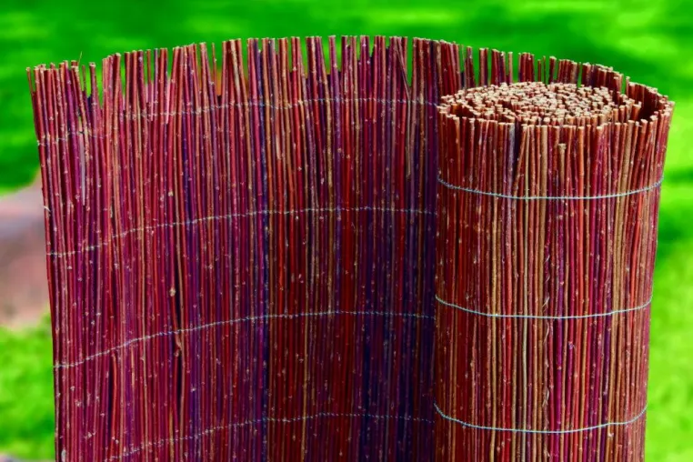 Bild: Sichtschutz leicht gemacht: Hochwertige Weidenmatten sind flexible Multitalente