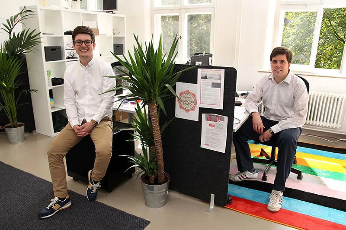 Die emplify-Grunder Alexander Spanic (links) und Nils Decken (rechts) in ihrem Buro im Stuttgarter