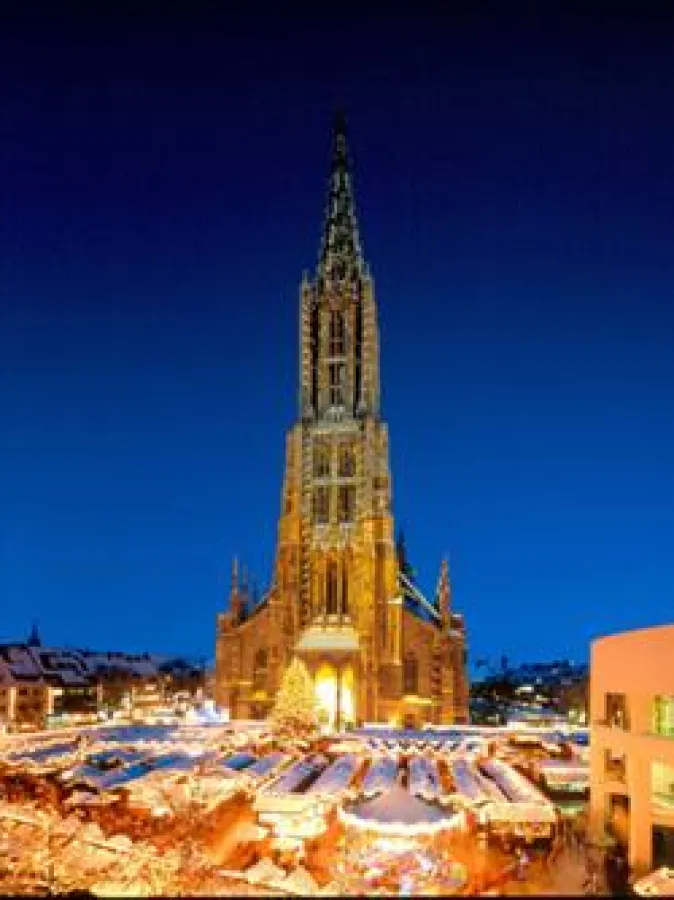 Der Weihnachtsmarkt auf dem Ulmer Münsterplatz in romantischer Kulisse