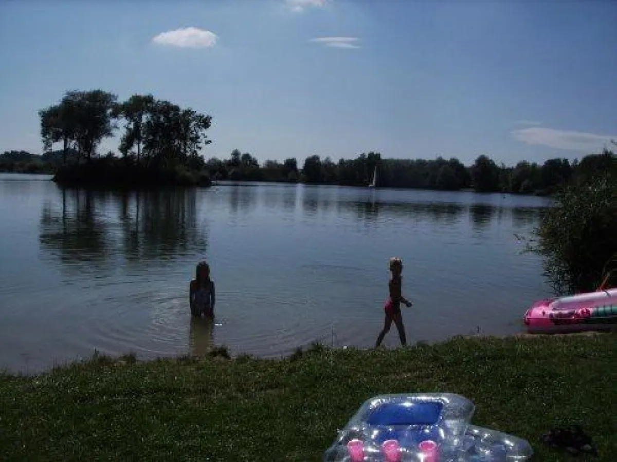 Immer mehr Camper finden die Idylle in Bayerisch-Schwaben rund um das Legoland Günzburg besuchenswert. Das Bild zeigt den romantischen Platz Seecamping Günztal beim Nacherholungsgebiet Oberrieder See.