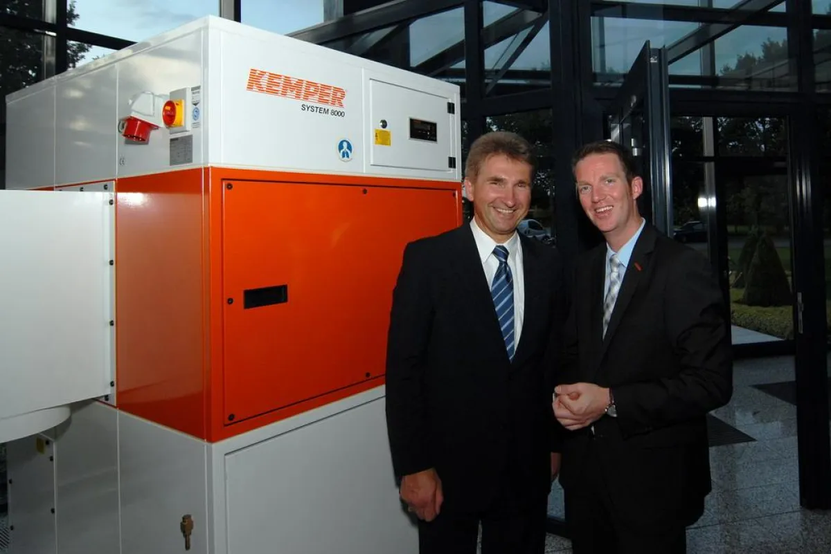 Sieht die KEMPER GmbH auf dem richtigen Weg: Innovationsminister Prof. Dr. Andreas Pinkwart (links) mit Geschäftsführer Björn Kemper