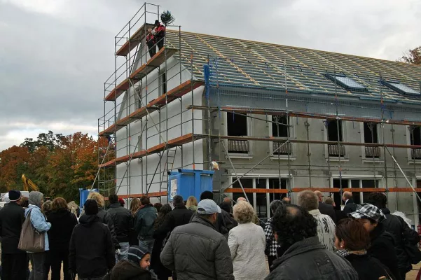 Bild: Richtfest mit Schnee und Hax’n: Deutsche Reihenhaus feiert in Nürnberg