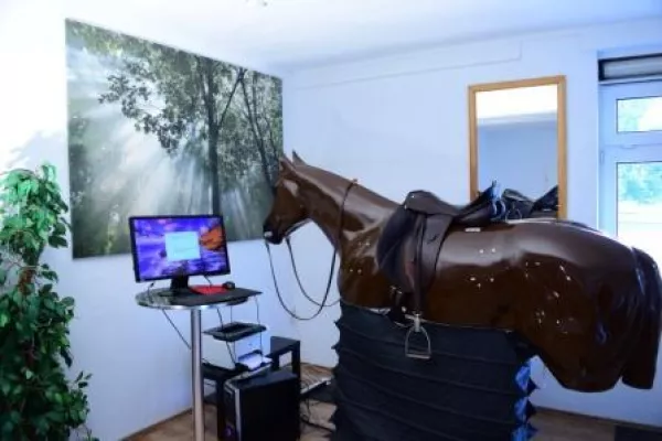 Bild: Aktionswoche „Proberitt für Redakteure“: Reitsimulator „Jean Paul“ macht das Reitgefühl sichtbar