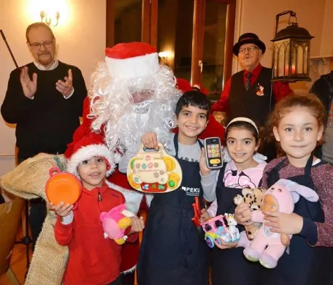 Bild: Apostelkirche Ludwigshafen: 130 Obdachlose feiern gemeinsam mit Pfarrer Stefan Bauer Heiligabend