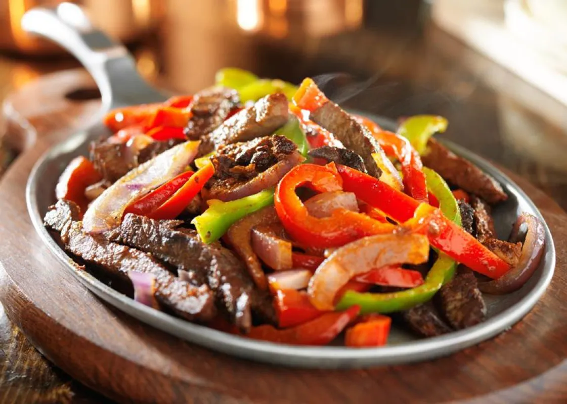 Diät und Essen: Gericht mit Fleisch und Gemüse nach Paleo-Diät | Foto: Joshua Resnick - fotolia