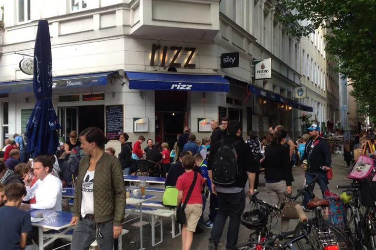 Panini Tauschbörse in Kreuzberg Graefekiez im Cafe Rizz Bild: Panini Tauschbörse in Kreuzberg Graefekiez im Cafe Rizz
