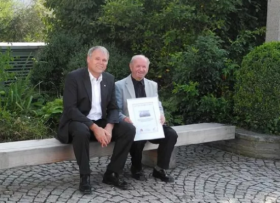 Bild: Dr. Walser Dental spendet Papstbank für Beuren