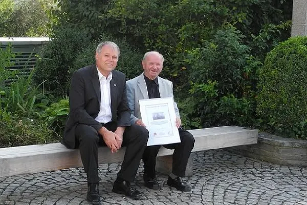 Dr. Walser Dental spendet Papstbank für Beuren Bild: Dr. Walser Dental spendet Papstbank für Beuren
