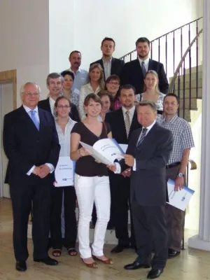Bild: Immobilienwirtschaft bietet Karrierechancen - Geprüfte Immobilien-Fachwirte erhielten IHK-Zertifikat