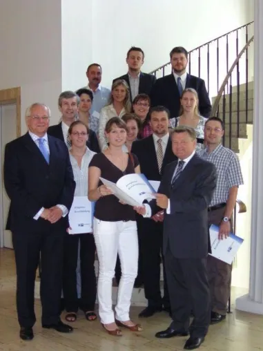 Immobilienwirtschaft bietet Karrierechancen - Geprüfte Immobilien-Fachwirte erhielten IHK-Zertifikat Bild: Immobilienwirtschaft bietet Karrierechancen - Geprüfte Immobilien-Fachwirte erhielten IHK-Zertifikat
