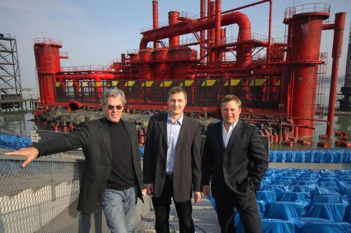 „Freuen sich auf eine gute Zusammenarbeit: Franz Salzmann, kaufmännischer Direktor der Bregenzer Festspiele, Wolfgang Pendl, Geschäftsführer Pzwei. Pressearbeit und Axel Renner, Pressesprecher der Bre