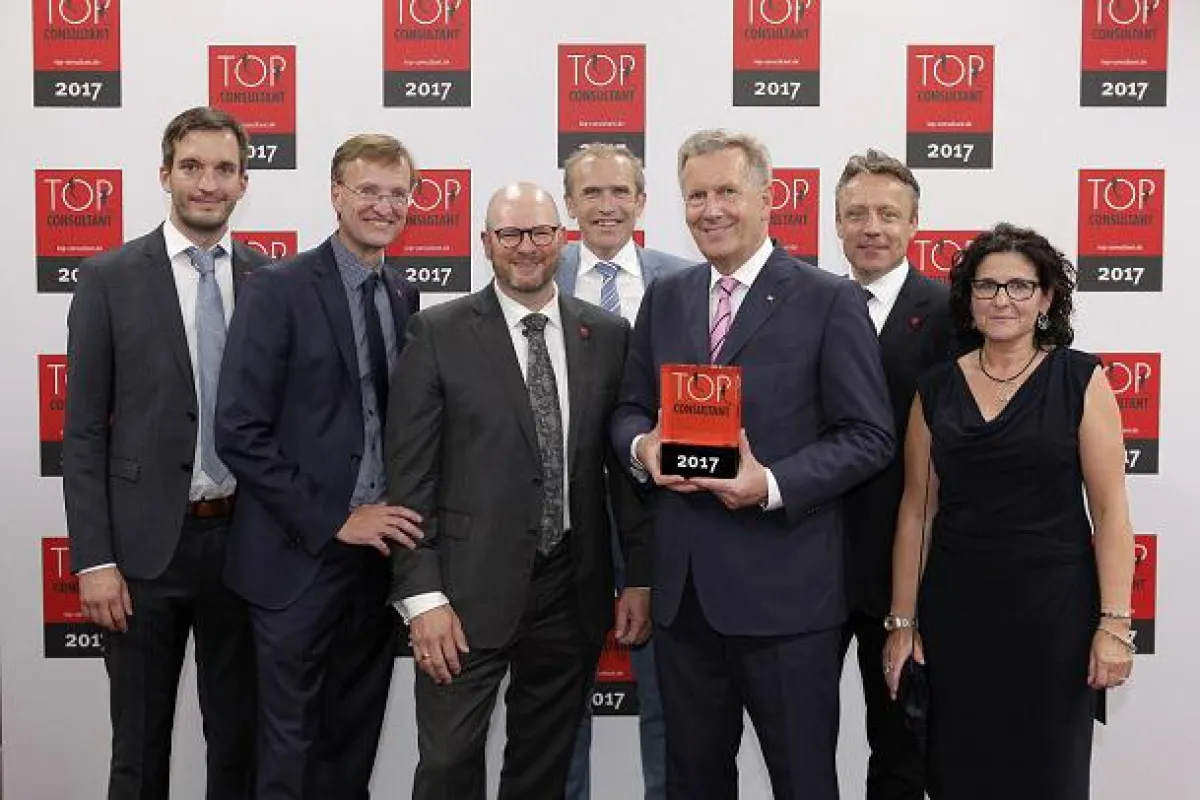 Bundespräsident a. D. Christian Wulff überreicht das Gütesiegel