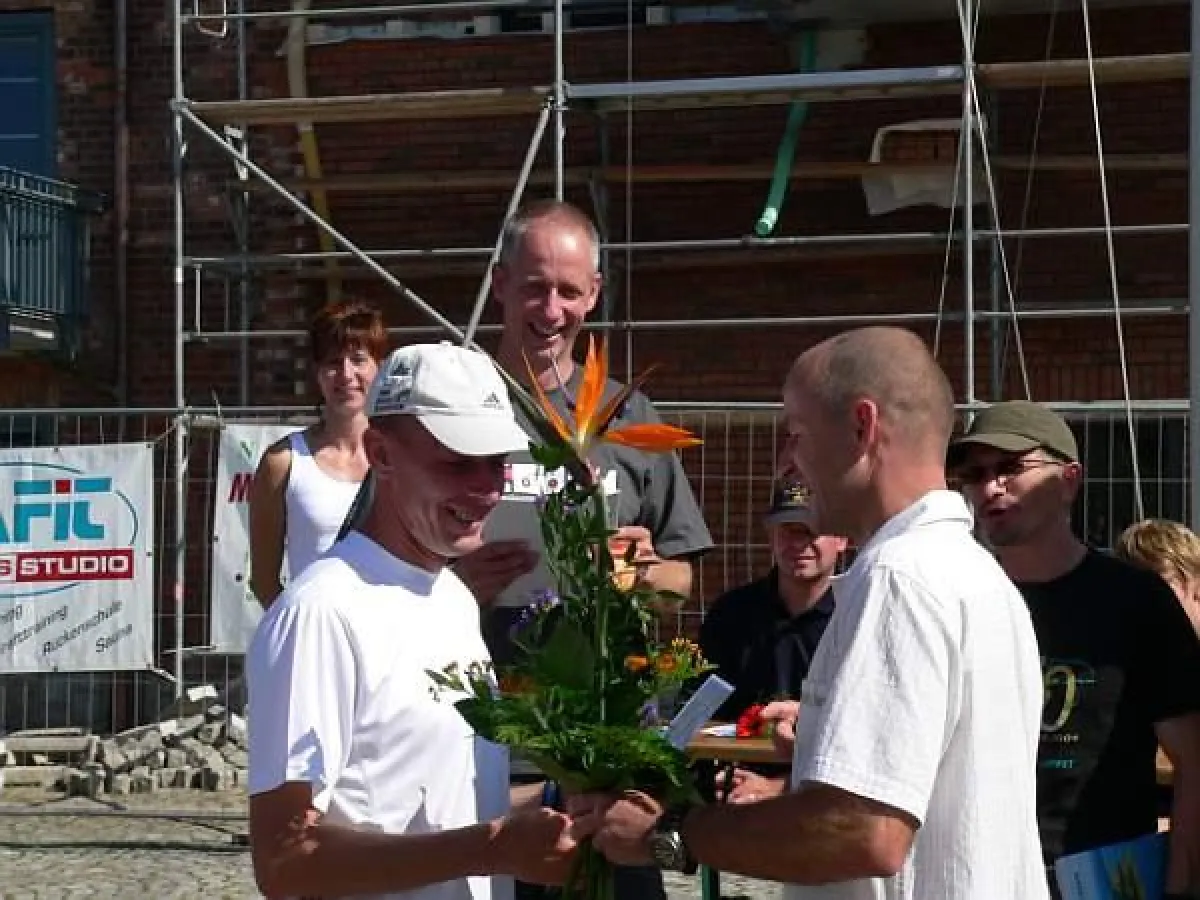 Der Vorjahres-Sieger Shenja German wird am Neustrelitzer Hafen geehrt
