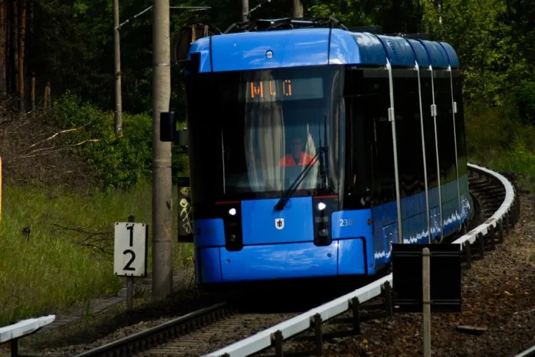Bild: Neuer Guinness-Weltrekord Titel: Stadler Variobahn fährt Weltrekord mit Batterie
