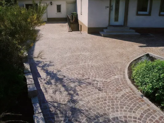 Bild: Langlebige Einfahrt pflastern lassen durch die A-Z Garten- und Landschaftspflege in Berlin