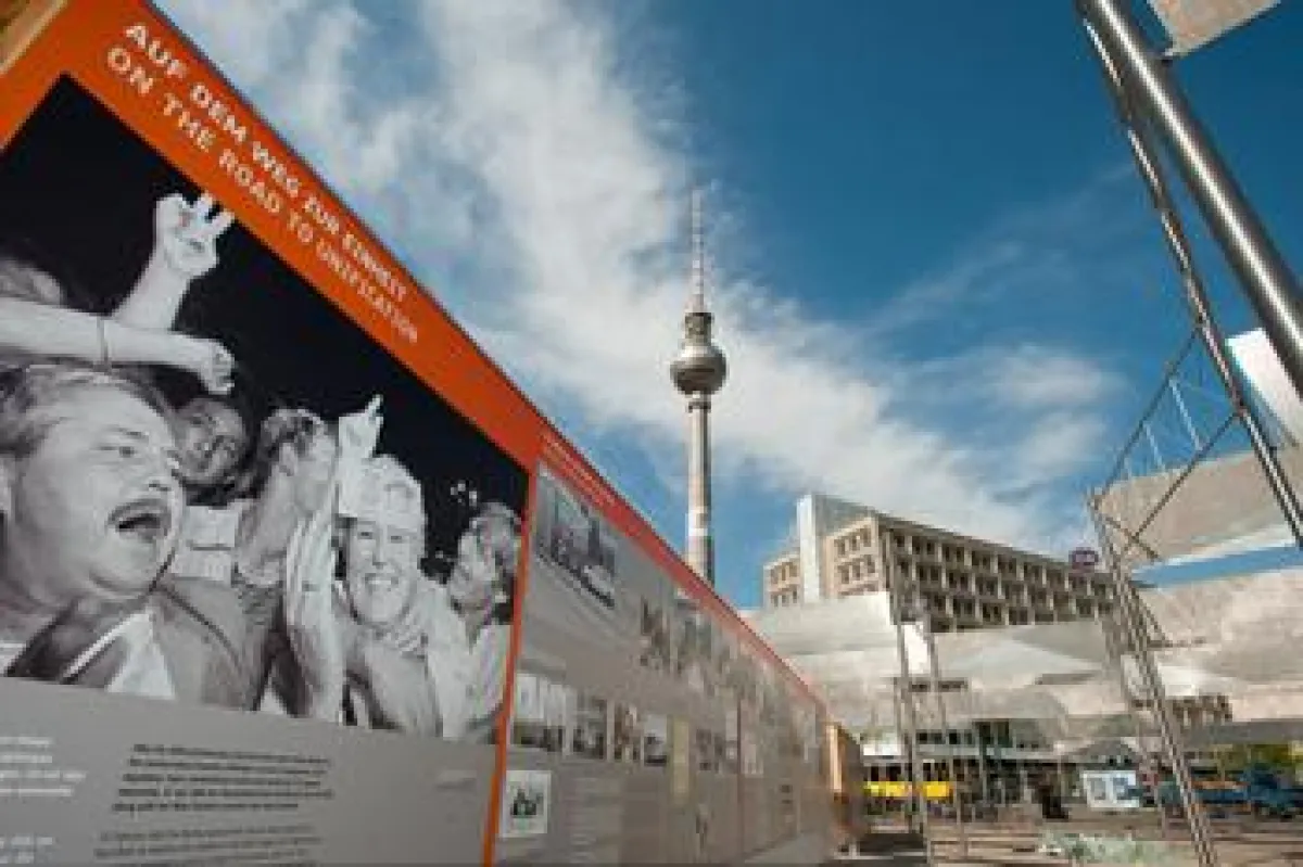 Unweit vom Ostel: die Open Air Ausstellung auf dem Alexanderplatz zum Mauerfall-Jubiläum