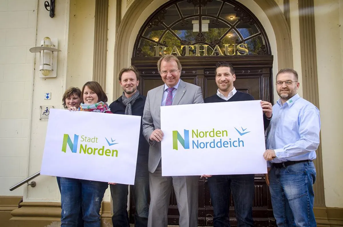 Vertreter von Stadt Norden und Tourismus-Service Norddeich freuen sich über den neuen Marktauftritt.