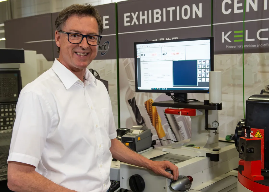 Günter Schwegler, präsentiert den Retrofit anhand eines Werkzeugvoreinstellgeräts Sirius C. (© Kelch GmbH)