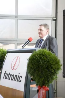 Bild: futronic GmbH feiert mit vielen Gästen den neuen Firmenstandort