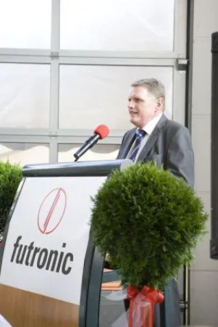 Bild: futronic GmbH feiert mit vielen Gästen den neuen Firmenstandort