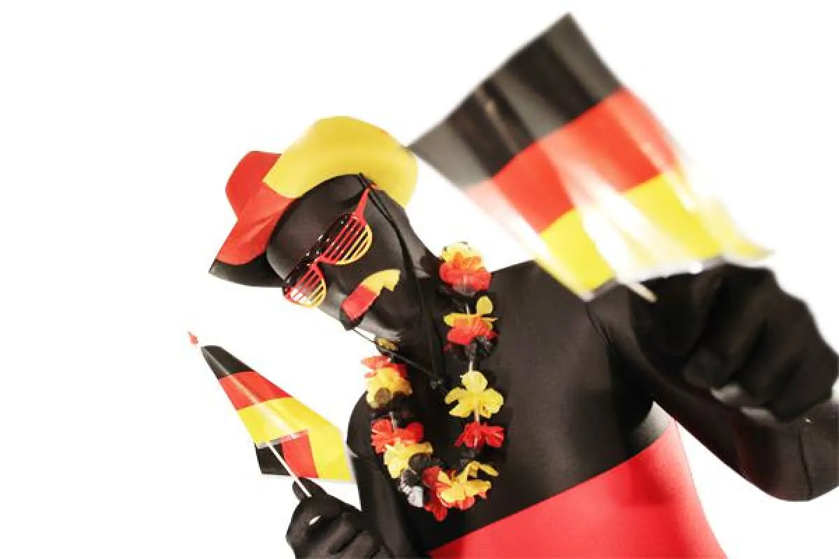 Vom Morphsuit bis zur Afro-Perücke in S/R/G – der Racheshop lässt EM-Fan-Herzen höher schlagen