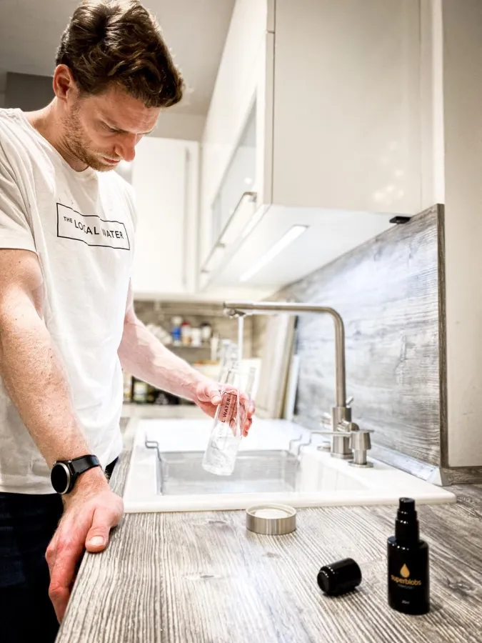 Nationalspieler Tobias Reichmann zapft sich sein Wasser von The Local Water
