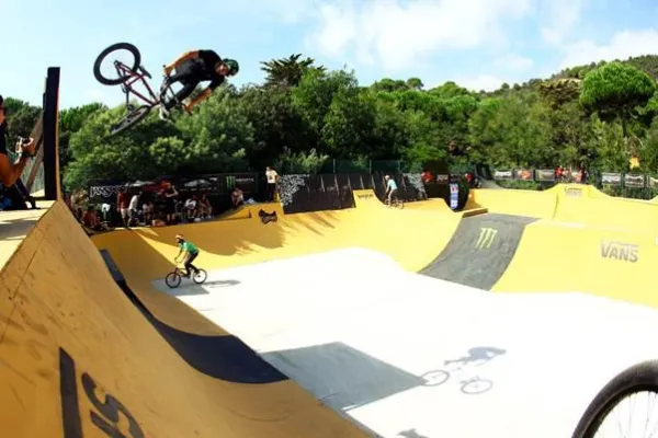Bild: BMX-Action mit Eventausstattung von allbuyone beim VANS Rebeljam