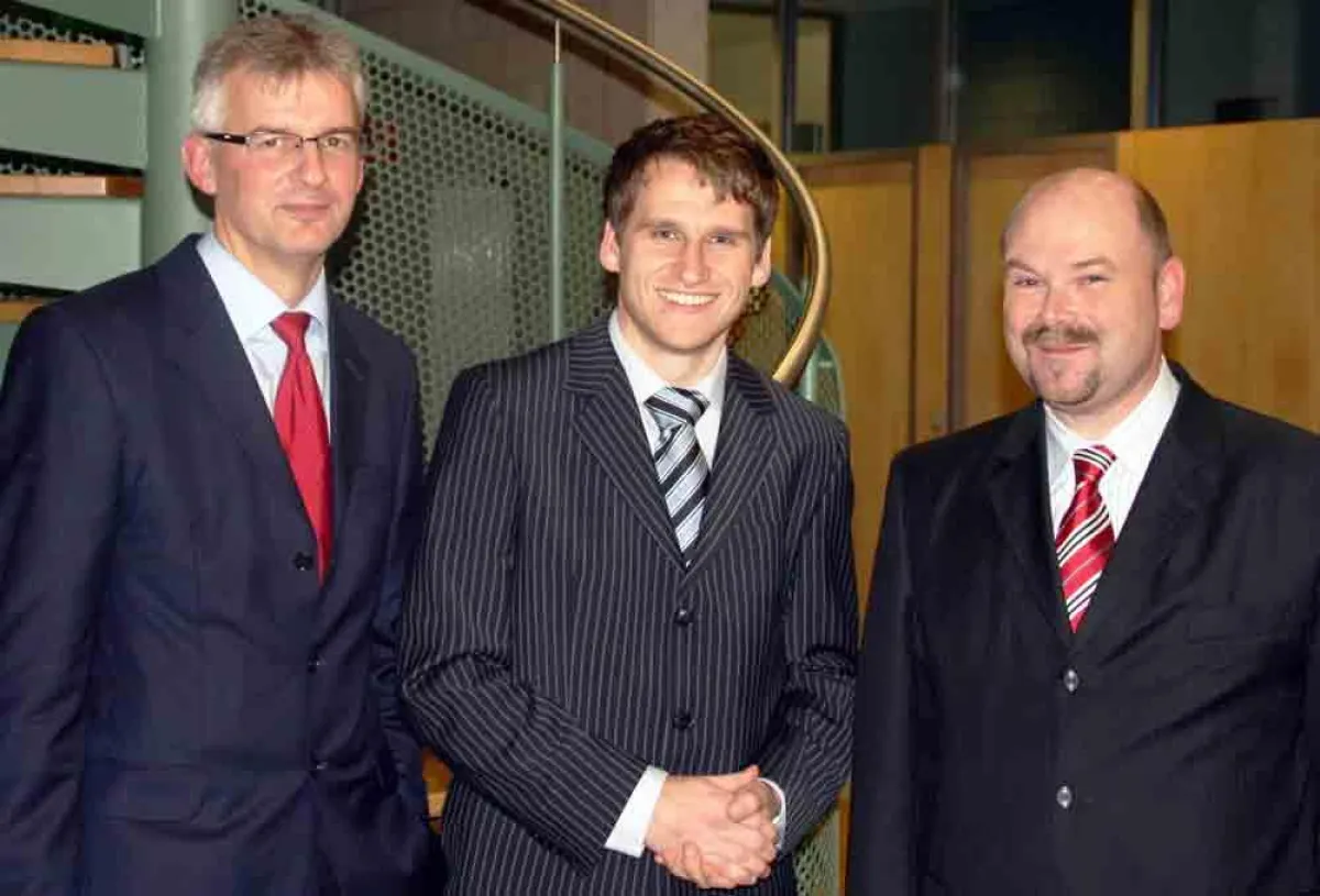 Krehl & Partner-Preis für Absolventen des Masters Produktentwicklung: Prof. Dr. Werner Engeln, M.Sc. Dipl.-Ing. (FH) Mike Barth, Philipp Blattert (v.l.n.r.)