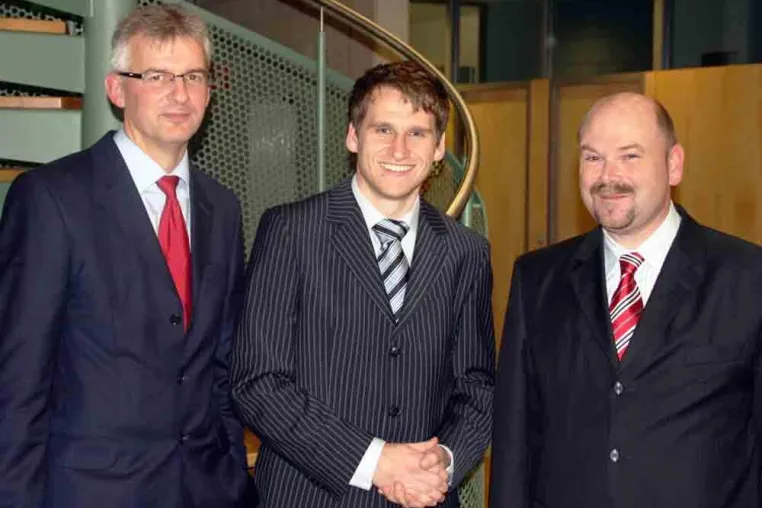 Bild: Krehl & Partner-Preis an Mike Barth überreicht