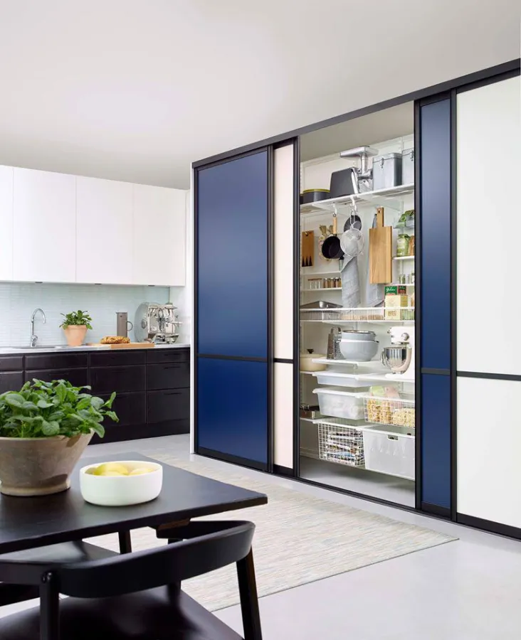 Elfas Schiebetüren setzen farbliche Akzente in Küche, Schlafzimmer und Wohnzimmer