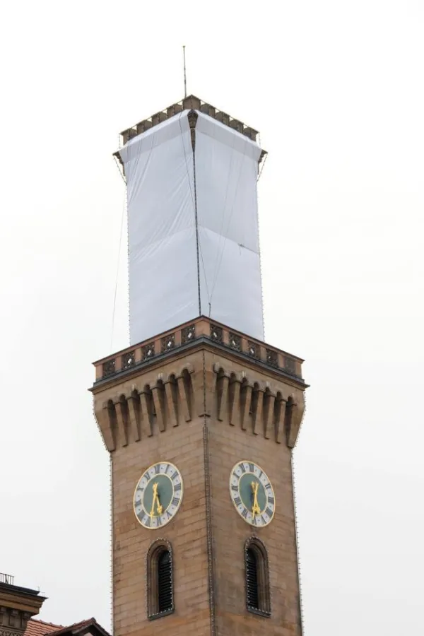 Die Planen am Fürther Rathausturm. Sie werden vom Künstler Thor van Horn mit Grashalmen bemalt.