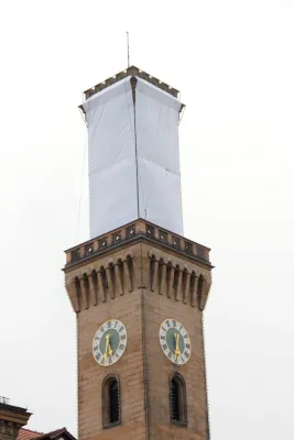 Die Kunstinstallation "Aufstieg" oder "Das große Rasen-Kunst-Stück" am Fürther Rathaus von Thor van Horn Bild: Die Kunstinstallation "Aufstieg" oder "Das große Rasen-Kunst-Stück" am Fürther Rathaus von Thor van Horn