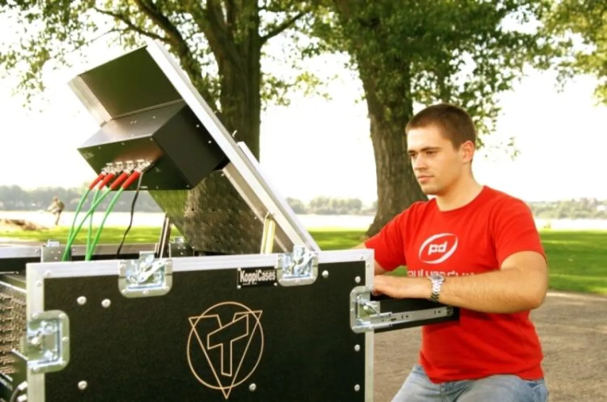 Jesaja Everling, Mitarbeiter von G&L, am Video Toaster.