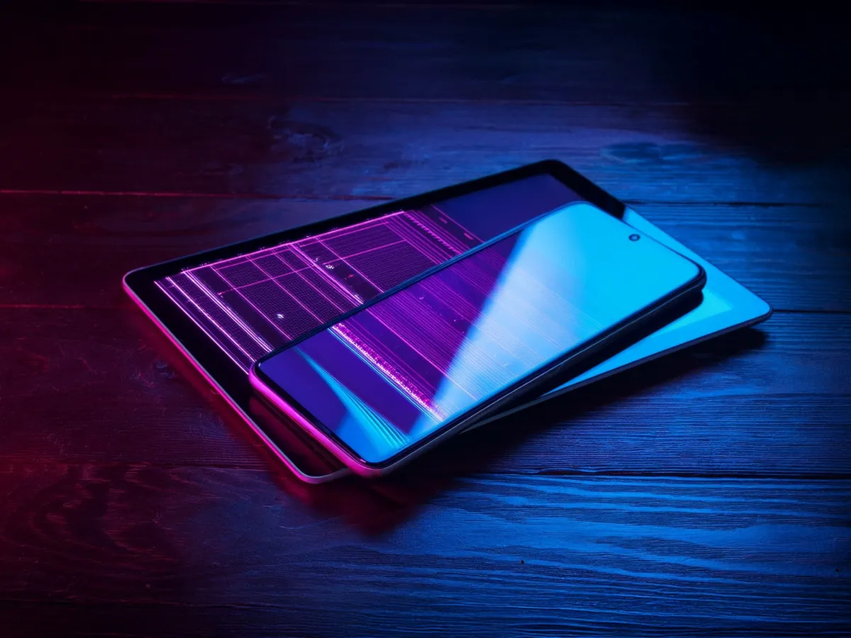 Smartphone und Tablet im Unternehmen: Mobile Endgeräte zählen zu den sensibelsten Angriffszielen. (© Aphos GmbH / Firewalls24)