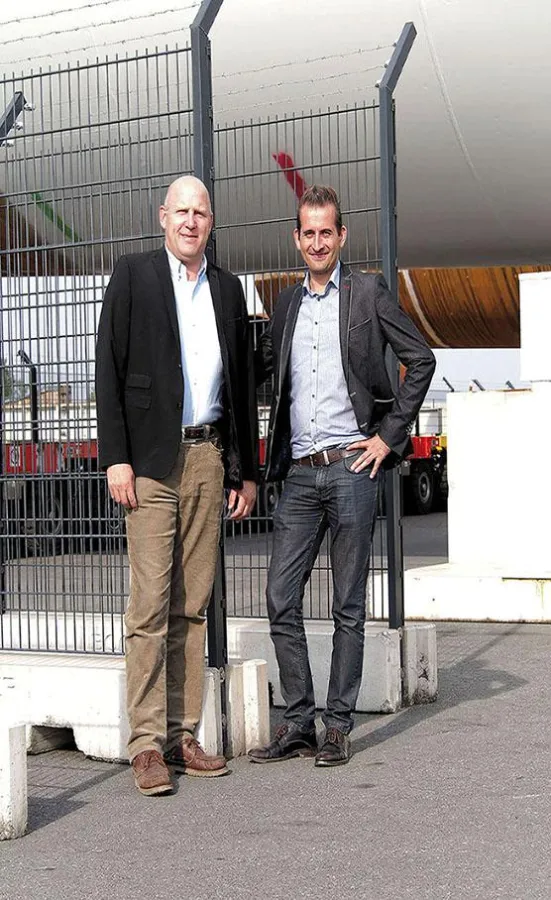 Thomas Bockmeyer und Timo Niedling vor einem CAPRA-Zaun.