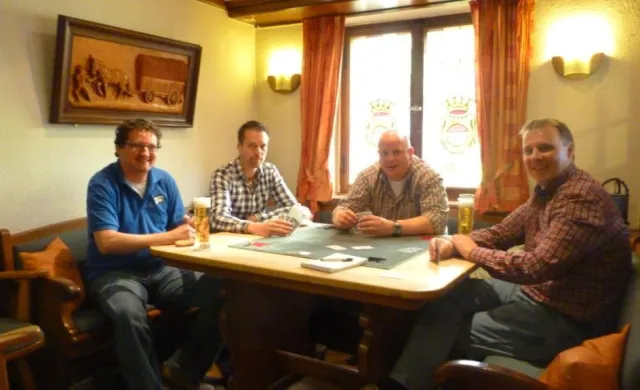 Bild: Kartenspielen in Seemer’s Gasthof zur Post in Wenholthausen bei Eslohe im Sauerland
