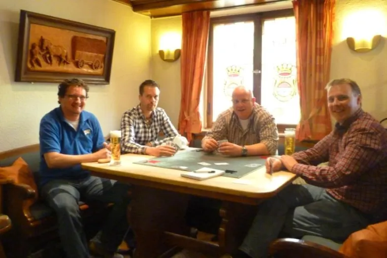 Bild: Kartenspielen in Seemer’s Gasthof zur Post in Wenholthausen bei Eslohe im Sauerland