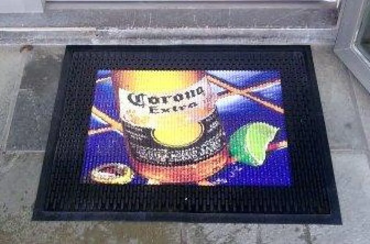 Die Super Scrape Gummi Logomatte mit Aufdruck in Photoqualität.