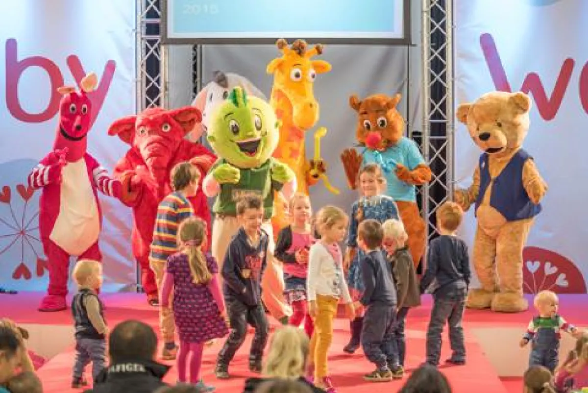 Spiel und SPaß auf der BABYWELT Bühne
