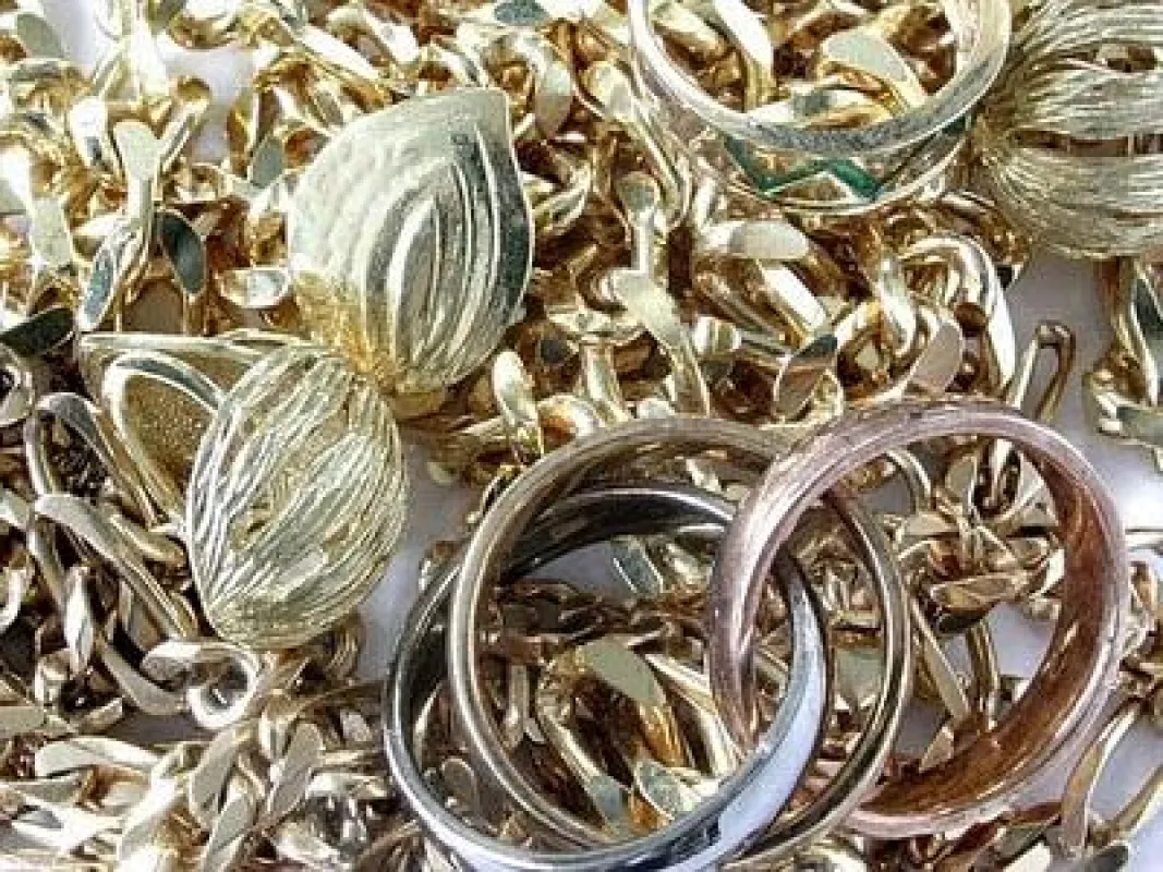 Altgold und defekter Schmuck